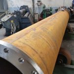 Detalle de una esquina metálica tras el proceso de plegado